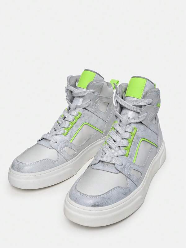 Nouvelle paire de baskets décontractées mi-hautes pour hommes, chaussures de tennis blanc et argent à patchwork, chaussures de marche à lacets, sports