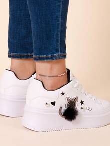 Tennis casual con suela gruesa, detalles de estrellas, corazones y un gatito bordado, ideales para looks relajados y modernos. Perfectos para salidas informales o paseos urbanos, son ligeros, versátiles y hechos de materiales suaves como tela y sintético. Su diseño fresco y transpirable es ideal para primavera-verano, combinando bien con jeans, faldas o vestidos. Un calzado cómodo que resalta la personalidad femenina. - Negro - Ver 3