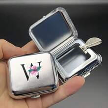 1 Peça Cinzeiro de Bolso Quadrado Portátil de Aço Inoxidável com Tampa, Cinzeiro de Metal Prateado, Ferramenta de Fumo Portátil, Presente Essencial do Dia dos Namorados, Presente Ideal com Padrão de 26 Letras Iniciais