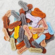 Juego de 15/25/50 etiquetas hechas a mano, etiquetas de microfibra de colores con corazón grabado a mano, etiquetas de ganchillo con agujeros para manualidades, tejido, costura, gorros, bolsos, ropa (10 colores) - Color aleatorio