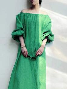 Robe longue ample avec manches lanternes aux épaules dégagées, ambiance romantique de vacances