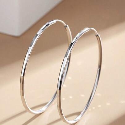 1 对 925 纯银大环耳环，夸张而时尚的设计，简约而纤薄，适合日常、正式场合和派对