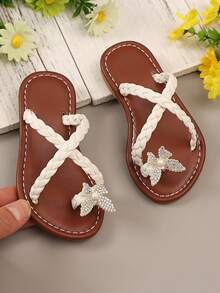 1 双女童象牙色平底凉鞋，纯色 PU 人字拖带，带闪亮水钻、珍珠和蝴蝶装饰，圆头，防滑，时尚可爱的罗马家居拖鞋，适合休闲、聚会、度假、2025 年春夏新品