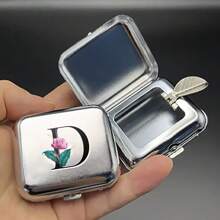1 Peça Cinzeiro de Bolso Quadrado Portátil de Aço Inoxidável com Tampa, Cinzeiro de Metal Prateado, Ferramenta de Fumo Portátil, Presente Essencial do Dia dos Namorados, Presente Ideal com Padrão de 26 Letras Iniciais