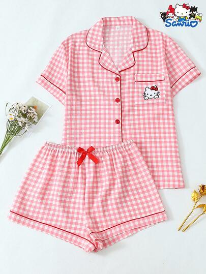  2 件套 Sanrio Hello Kitty 口袋刺绣格子印花翻领短袖纽扣上衣和蝴蝶结短裤睡衣套装女士适合春夏季居家使用