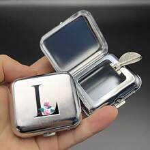 1 Peça Cinzeiro de Bolso Quadrado Portátil de Aço Inoxidável com Tampa, Cinzeiro de Metal Prateado, Ferramenta de Fumo Portátil, Presente Essencial do Dia dos Namorados, Presente Ideal com Padrão de 26 Letras Iniciais