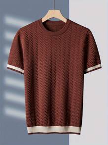 Maglione da uomo marrone a maniche corte lavorato a maglia con scollo rotondo, motivo a spina di pesce, crema a contrasto, bordi colorati su polsini e orlo, comodo ed elegante per l'uso quotidiano e casual.