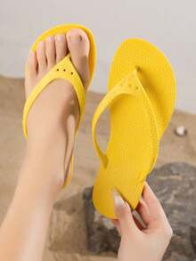 1 Pair Teens Summer Flip Flops, Soft Bottom Beach Sandals - Yellow - View 4