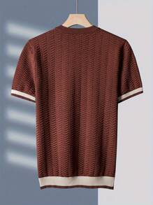 Maglione da uomo marrone a maniche corte lavorato a maglia con scollo rotondo, motivo a spina di pesce, crema a contrasto, bordi colorati su polsini e orlo, comodo ed elegante per l'uso quotidiano e casual.