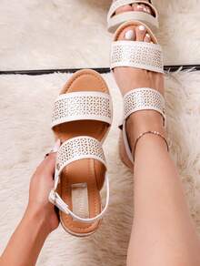 Sandalia con plataforma bajita y pulsera con hebilla al costado, ideales para ocasiones informales y eventos de día. Pertenecen a los estilos casual, bohemio y veraniego, combinando bien con atuendos relajados como vestidos ligeros o pantalones cortos. Perfectas para la temporada primavera-verano, ofrecen comodidad y estilo sin sacrificar elegancia. - Blanco - Ver 1