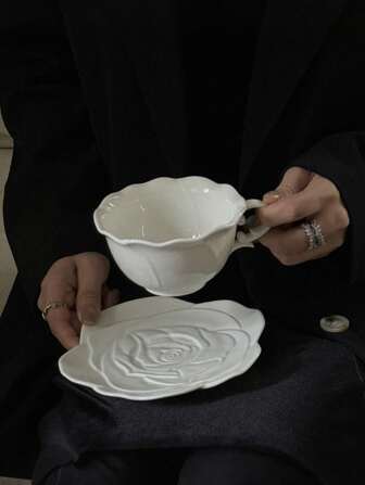 1 Set de taza y plato de café de cerámica con rosas francesas blancas puras. Taza con forma de pétalo, taza y plato con diseño floral, adecuado para el té de la tarde, uso doméstico, taza de café con leche fina y plato de postre