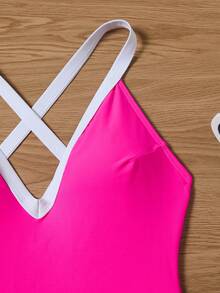 性感露背深 V 领连体泳衣女，修身吊带遮肚，适合温泉度假村游泳