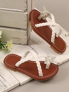 1 双女童象牙色平底凉鞋，纯色 PU 人字拖带，带闪亮水钻、珍珠和蝴蝶装饰，圆头，防滑，时尚可爱的罗马家居拖鞋，适合休闲、聚会、度假、2025 年春夏新品