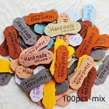 Juego de 15/25/50 etiquetas hechas a mano, etiquetas de microfibra de colores con corazón grabado a mano, etiquetas de ganchillo con agujeros para manualidades, tejido, costura, gorros, bolsos, ropa (10 colores) - Color aleatorio