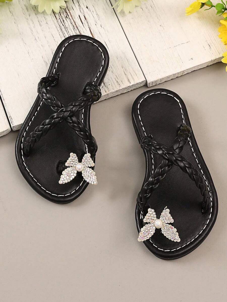 1 Pair Toddler Girls Black Flat Sandals, PU Toe-Loop Strap With Shiny Rhinestone Buckle, Pearl & Butterfly Decor, Round Toe Non-Slip Lightweight Cute Roman Style House Slippers, Suitable For Baby Girls Daily Casual, Party, Holiday, Spring/Summer 2025 - View 1