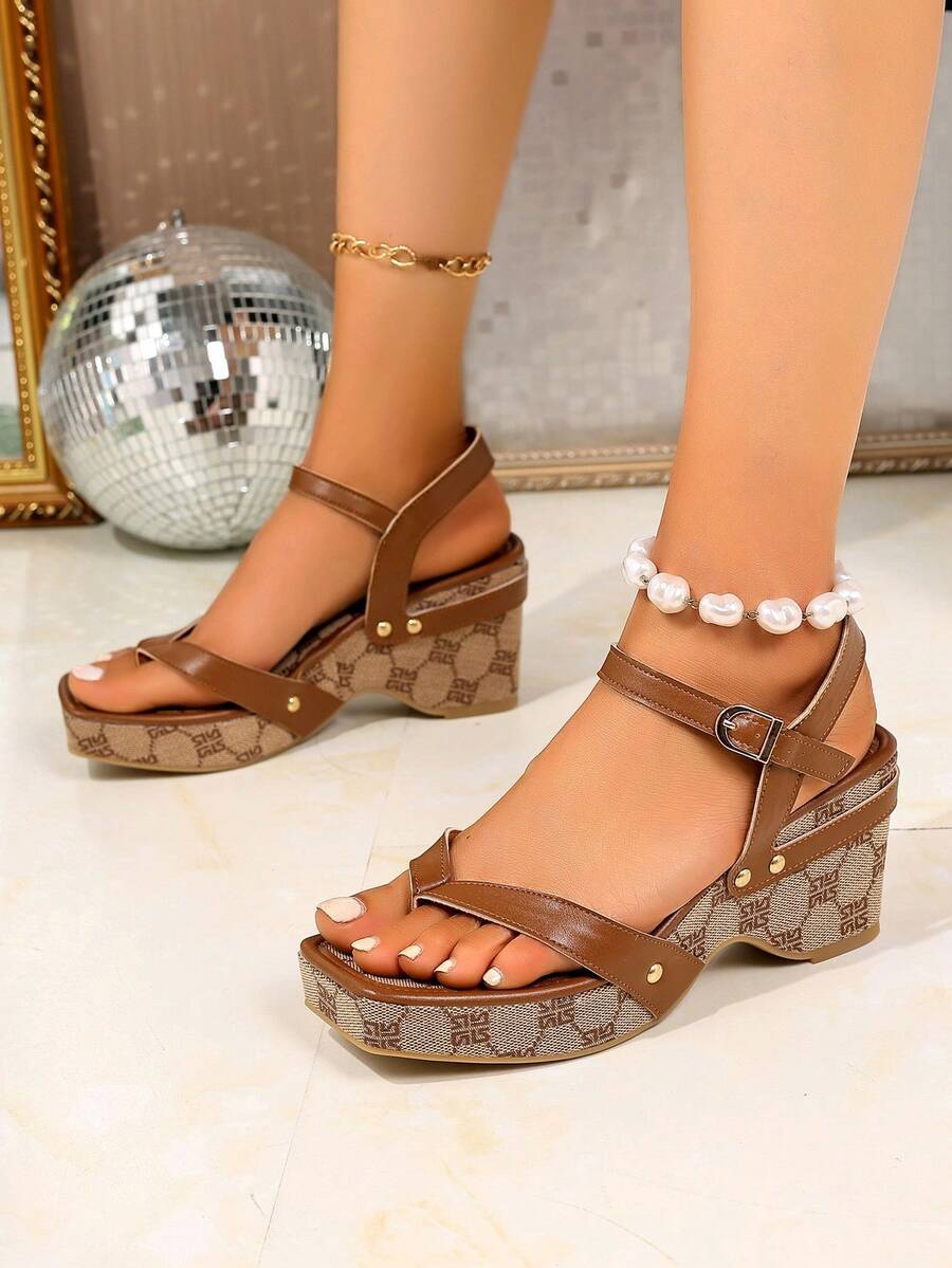 女士凉鞋，字母印花性感优雅波西米亚风 PU 皮革铆钉海滩户外派对鞋，春夏 - 棕色 - 查看 1