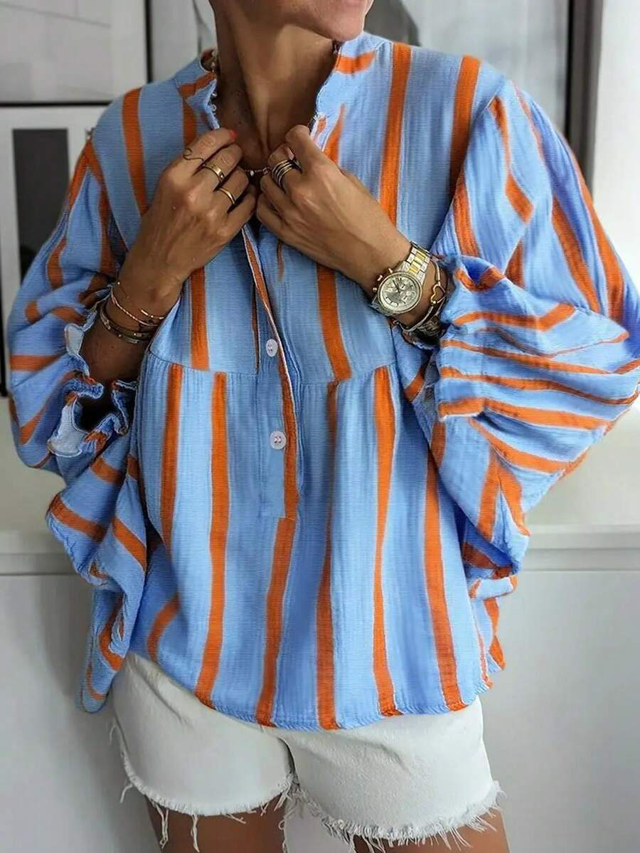 Nowa modna bluzka w kontrastowym kolorze z nadrukiem w paski, z falbaniastymi rękawami i długim rękawem