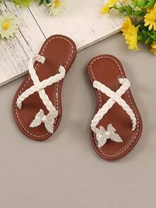 1 双女童象牙色平底凉鞋，纯色 PU 人字拖带，带闪亮水钻、珍珠和蝴蝶装饰，圆头，防滑，时尚可爱的罗马家居拖鞋，适合休闲、聚会、度假、2025 年春夏新品