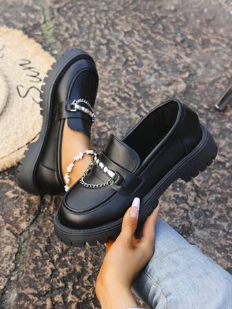 Mocasines con cadena metálica decorativa, suela gruesa y negra para mujeres, zapatillas planas de moda con suela gruesa, tacón bajo y de fácil puesta para todas las estaciones