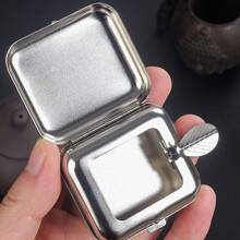 1 Peça Cinzeiro de Bolso Quadrado Portátil de Aço Inoxidável com Tampa, Cinzeiro de Metal Prateado, Ferramenta de Fumo Portátil, Presente Essencial do Dia dos Namorados, Presente Ideal com Padrão de 26 Letras Iniciais