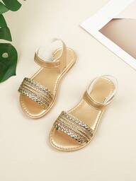 A Pair Of Stylish Bright Woven Girls Casual Flat Sandals, Suitable For Outdoor Vacation Play