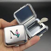 1 Peça Cinzeiro de Bolso Quadrado Portátil de Aço Inoxidável com Tampa, Cinzeiro de Metal Prateado, Ferramenta de Fumo Portátil, Presente Essencial do Dia dos Namorados, Presente Ideal com Padrão de 26 Letras Iniciais