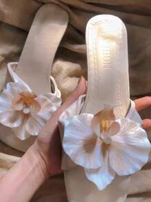 Sandalias de verano 2025, de estilo de hada femenino y delicado, con diseño de orquídea, de tacón , graciosas y elegantes, apropiadas para uso en fiestas