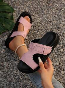 Nouvelles sandales plates d'été pour femmes en marron, rose, bleu marine et gris avec une décoration mode à rivets. Chaussons de plage plats confortables et pratiques pour femmes