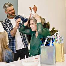 7.8 英寸 X 3.9 英寸 X 9.8 英寸可重复使用礼品袋，带手柄，适合生日、圣诞派对礼物，3/12 件 - 彩色 - 查看 6