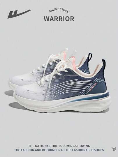  一双 Warrior 女式运动鞋。它们是 2025 年春夏新款。这些鞋子采用网眼表面，透气性好，设计为镂空设计的休闲女鞋，提供舒适感。它们具有高品质的软底，厚底增高，是适合跑步和户外活动的运动鞋。鞋子有渐变色。