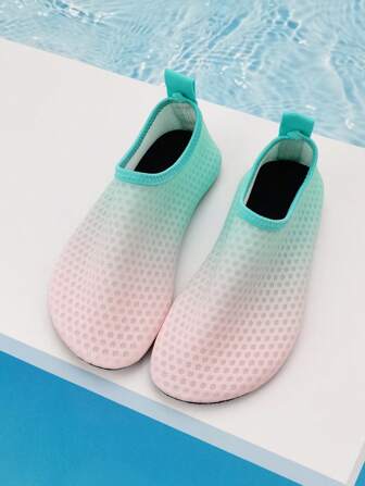 儿童渐变蓝软底轻便透气沙滩鞋，适合户外、沙滩、游泳、水上运动、夏季