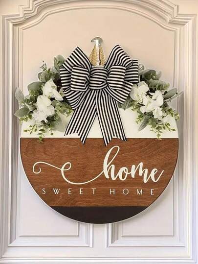 木制“欢迎回家”标志，条纹蝴蝶结装饰户外挂牌，春季白色花朵装饰