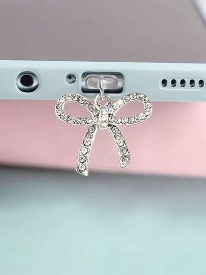 1 st dammpropp med strassrosett, elegant Y2K-mode, tillbehör i legering, transparent silikon dammpropp för smartphone, hörlurar, surfplatta, Kindle, kreativ och snygg upphängningsdekoration, kompatibel med Apple Lightning/Type-C/Android Micro USB, passar alla mobiltelefonmodeller