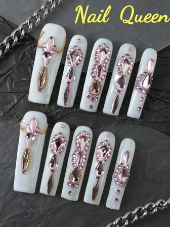 10 款 100% 手工制作的蛇年假指甲 全新超长白色芭蕾指甲套装 闪亮粉色水钻 3D 全覆盖设计 可拆卸和重复使用 独特的指甲彩绘 指甲饰品 派对不可或缺的时尚配饰 首选指甲产品，包括指甲胶 指甲锉 按压指甲 指甲用品 指甲