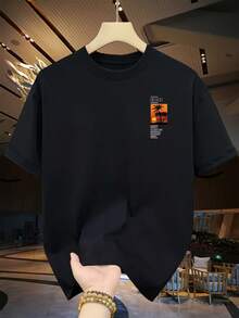 Una unidad de camiseta de manga corta para hombre  para verano, cómoda y transpirable, con elementos de estampa de moda urbana.Cuello redondo deportivo demuestra la actitud de moda - Blanco - Ver 2