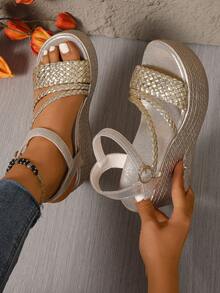 Giày sandal đế xuồng cao cấp màu vàng ánh kim dành cho nữ, kiểu dáng thời trang ngoài trời, gợi cảm, quai đan, khóa cài, hở mũi, thoải mái khi mang hàng ngày, dự tiệc, đi nghỉ mát, dễ phối với váy và quần. Chất liệu cao cấp, sandal đế xuồng cần thiết cho du lịch. - Vàng - Xem 4