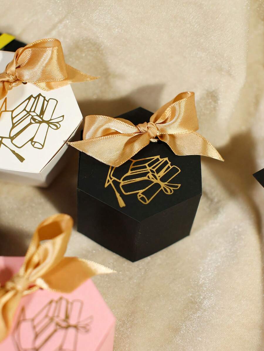 10 件迷你毕业礼盒 - 六角形礼盒，配金箔帽和文凭设计，缎带蝴蝶结 - 毕业派对小糖果盒，典礼纪念品，DIY 包装 - 粉色、黑色、白色、蓝色可选 - 4X4X5cm - 查看 1
