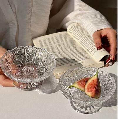 1件复古高端浮雕花卉玻璃水果盘，创意小巧精致的家用甜点、零食、糖果、蛋糕展示托盘（精致小巧设计，繁复花卉图案）
