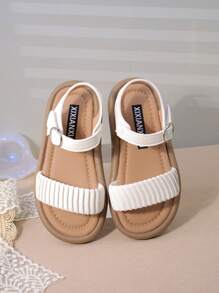 Sandalias blancas de moda para niños con pliegues exquisitos y hebillas de metal, cómodas para alegrar los atuendos de verano de su hijo!