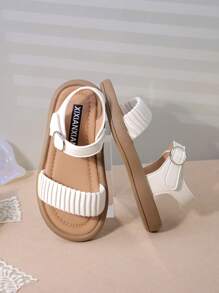 Sandalias blancas de moda para niños con pliegues exquisitos y hebillas de metal, cómodas para alegrar los atuendos de verano de su hijo!