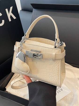 新款时尚女士手提包，纯色简约鳄鱼纹 PU 方形包，散发优雅气息，适合商务、约会、购物、通勤，用途广泛，配有心形吊坠