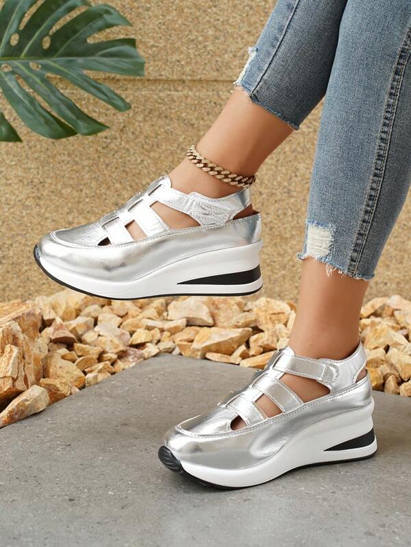 [Moda Esencial] Sandalias deportivas de mujer con suela gruesa, ganchos y bucles metálicos brillantes, y versátiles