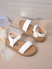 Sandalias blancas de moda para niños con pliegues exquisitos y hebillas de metal, cómodas para alegrar los atuendos de verano de su hijo!