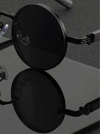 一副圆形黑色金属男女通用眼镜，复古朋克街头风时尚眼镜，适合街头摄影、旅行、派对、日常穿搭、钓鱼、夏季海滩度假露营、户外活动等。