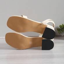 2024 Sandali con tacco alto da donna, nuovi sandali di moda per l'estate con punta quadrata e tacco spesso, in colore beige/avorio solido, eleganti con cinturino alla caviglia, scarpe da festa