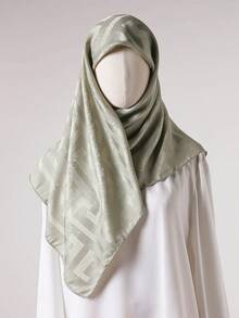 1条女士简约几何印花丝质方巾头巾，时尚百搭，四季皆宜，适合空调房佩戴，兼具装饰和防晒功能，可搭配连衣裙使用。