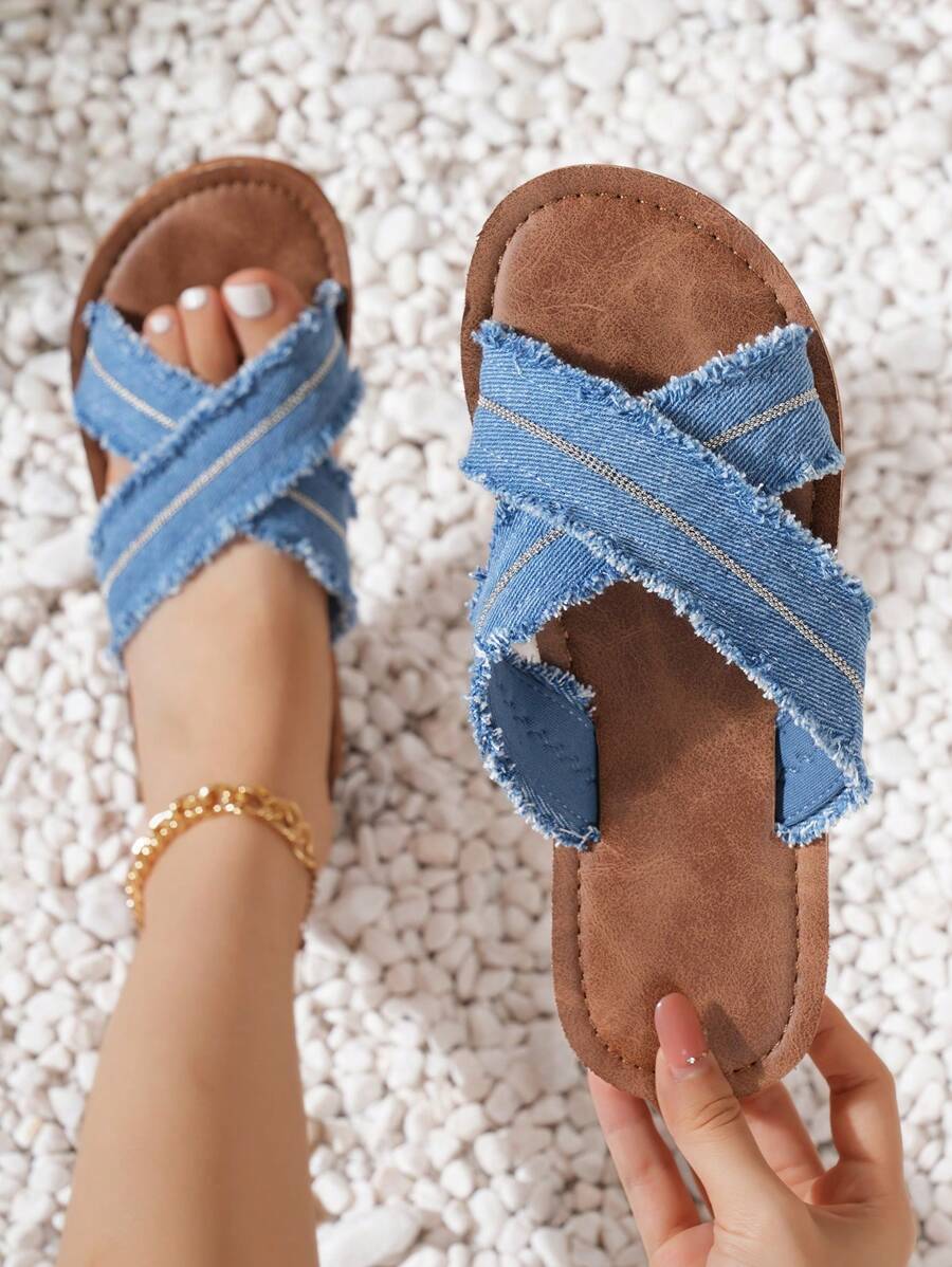 حذاء سيدات بحزام منسوج أزرق مع سلسلة ثقب وتزيين شرشوب، نعل صنادل عرضي مناسب للتنسيق مع الفساتين للذهاب إلى الشاطئ وحفلات العطلات أو الارتداء اليومي داخليا وخارجيا، نعل سيدات شبشب بتصميم أزياء عصري، خفيف الوزن ومريح، قابل للتهوية سهل الارتداء والحمل لأحذية عطلة الصيف / عودة المدرسة للطلاب الجامعيين / أحذية الربيع / أحذية عيد الفصح / أحذية كاجوال شاطئية