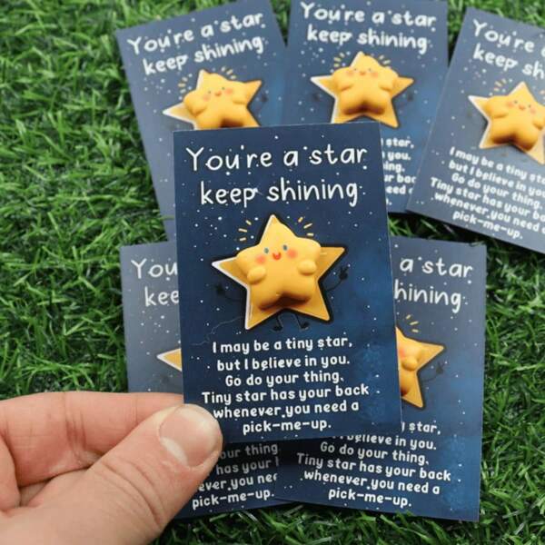 10 peças de charmosas esculturas de estrelas em resina com encorajamento positivo 'Você é uma estrela, continue brilhando', cartão inspirador de boa sorte, inspirando você a enfrentar os desafios da vida com uma atitude positiva. Este presente atencioso e sortudo pode ser dado a familiares, amigos, melhores mães, mulheres, um presente fofo e positivo, também um presente significativo e uma lembrança especial, e convidados no Dia das Mães, formatura, Dia dos Pais, presentes de casamento, decoração de festa de aniversário.