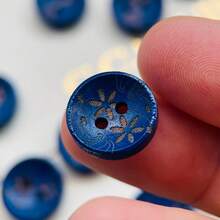 Set de 10/50 piezas Botones de madera tallada con estilo vintage en azul y dorado con diseño floral para manualidades DIY, costura y decoración de disfraces - Diseño redondo delicado con patrones finos, accesorios de costura
