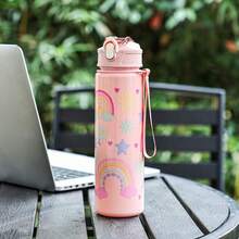 1 件可爱卡通运动水壶 - 800 毫升，吸管杯，带肩带，防漏，防摔，便携 - 适合旅行、户外活动、学生 - 情人节、母亲节、感恩节、圣诞节和新年礼物的理想选择